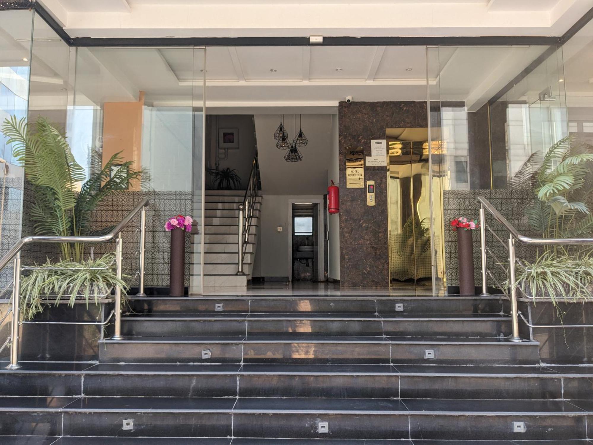 Nueva Hotel Islamabad Exterior photo